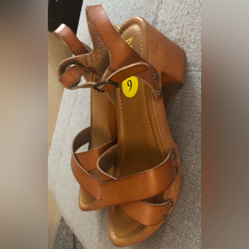 MIA Susan platform clogs in brown crisscross straps and an ankle buckle Size 9 - Picture 2 of 4